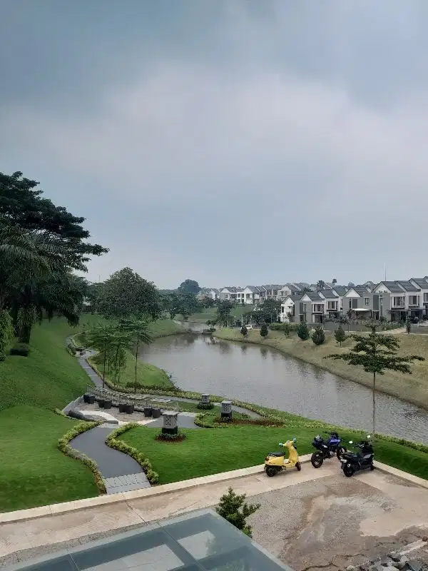 Rumah tepi danau Revania Ring Road Riverside di Bukit Golf Cibubur