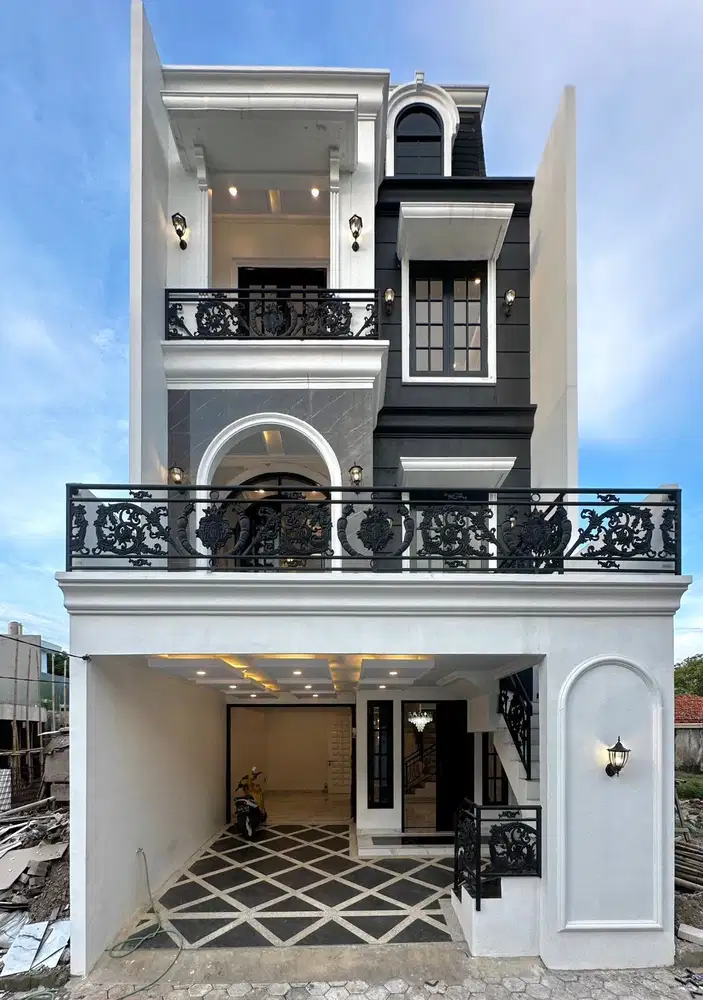 Rumah 3 lantai dan rooftop dalam cluster dekat Stasiun KRL