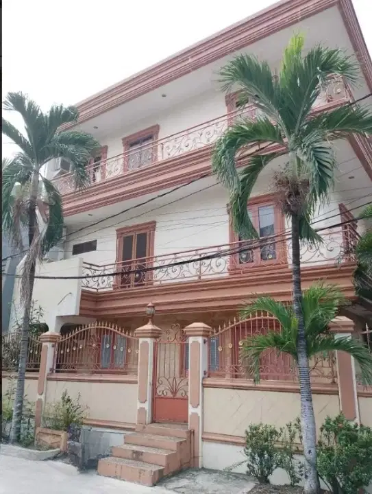 DIJUAL RUMAH 3 LANTAI DALAM KOMPLEK KOPYOR BARAT KELAPA GADING (YA)