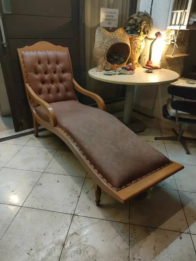 Longer kursi santai jati kulit empuk kokoh