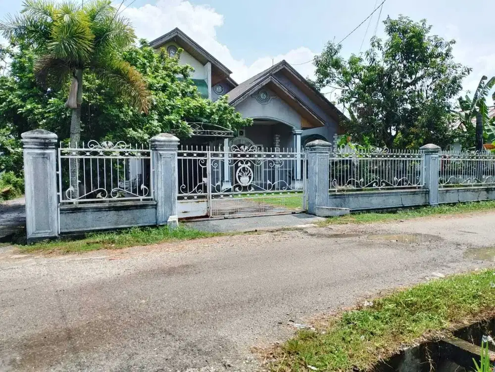 Rumah pinggir Jl. Rawa Bening RT 01. Pekanbaru.