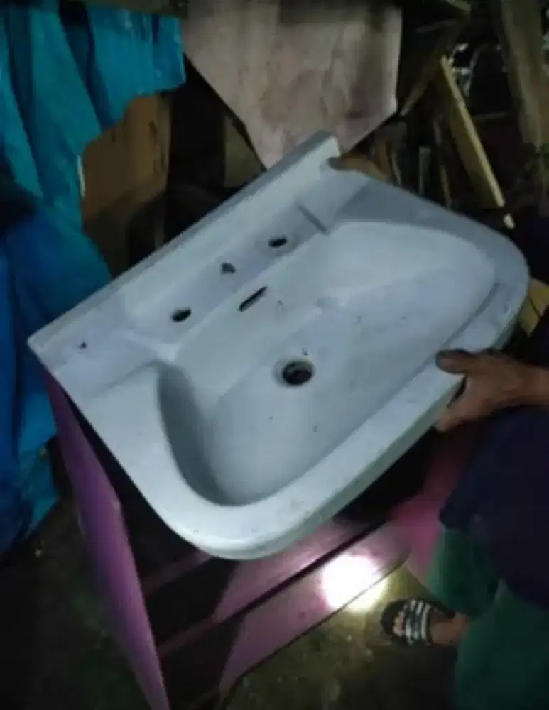 Wastafel untuk 2 keran