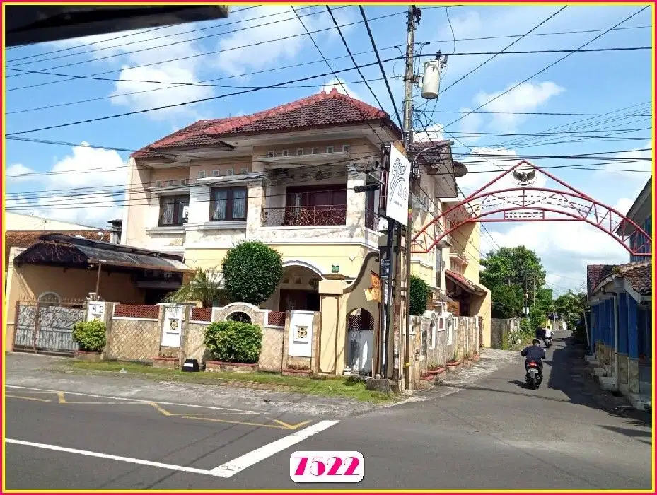 Hook Mewah depan Pintu Barat Bonbin