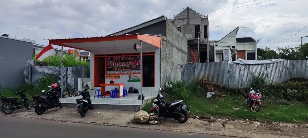 Kios murah pinggir jalan dilalui angkot dekat Alfamart dan Indomart