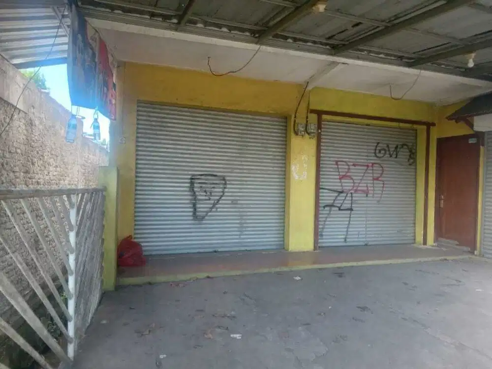 Rumah Toko Pinggir Jalan Kabupaten