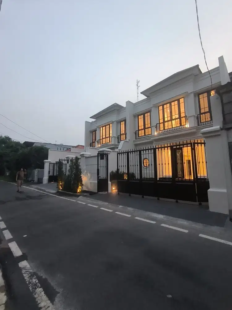 Rumah Baru Desain American Classic dalam Komplek di Cempaka Putih