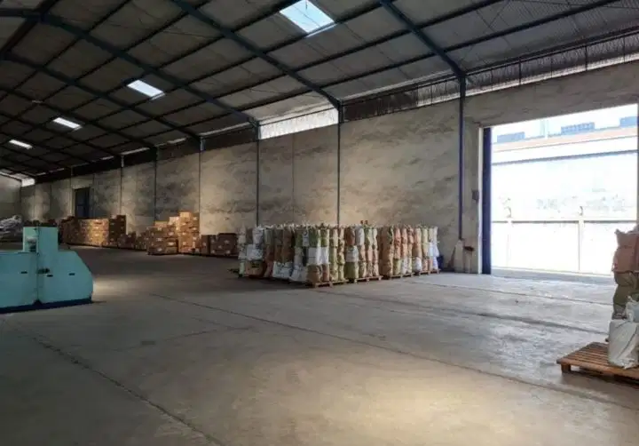 Gudang Poros Krian Sangat Dekat Pintu Tol