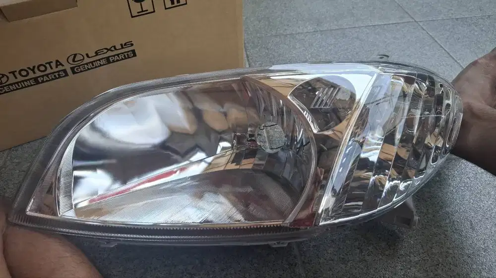 Lampu/headlamp depan kiri Toyota Vios 2003-2005