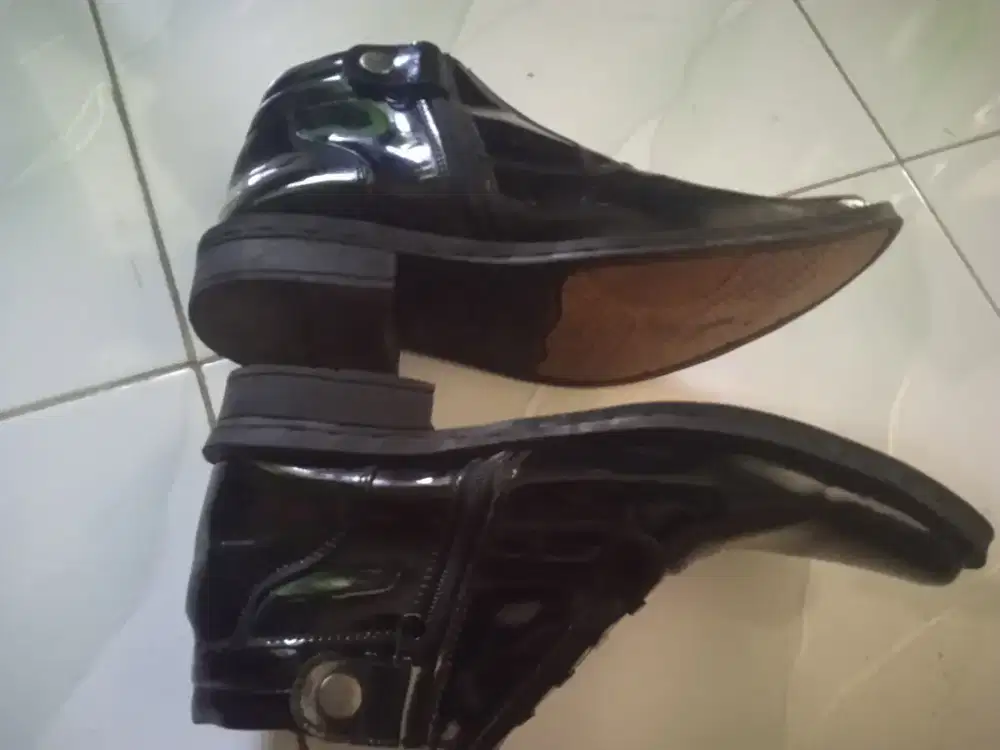 Yuu sepatu PDH ya kali ada yg minat