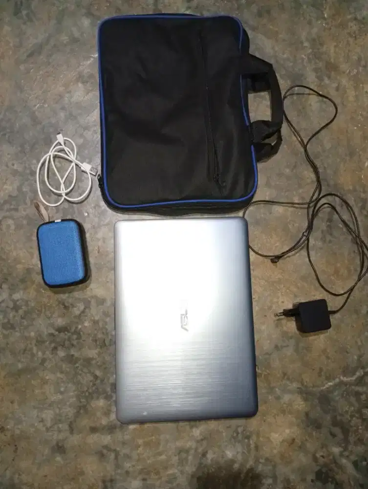 Jual laptop merk ASUS kondisi mati, tapi lampu indikator hidup.