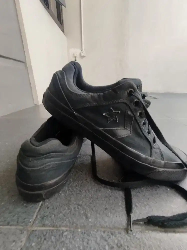 jual sepatu & sandal sangat layak 90 %