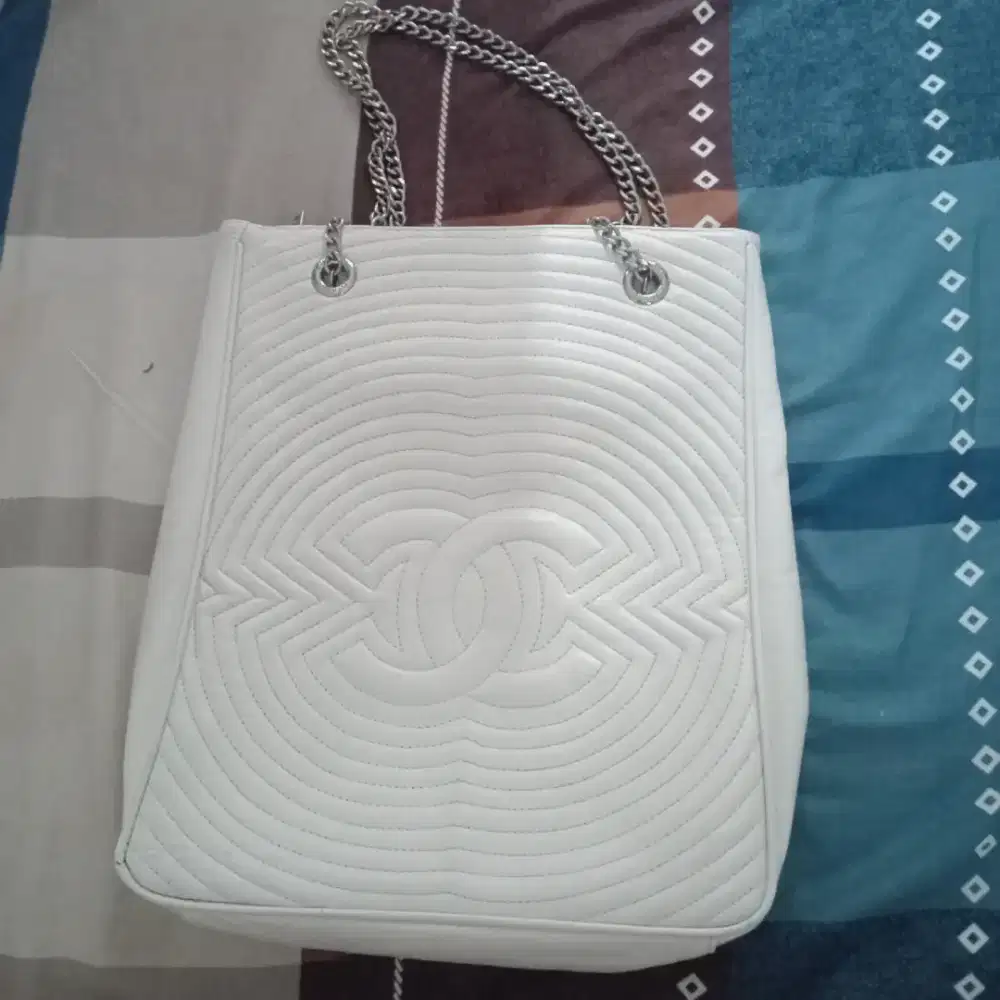 Chanel tote bag putih
