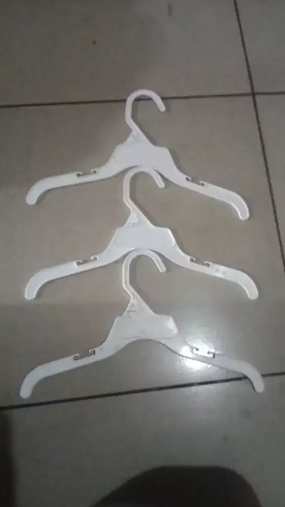 Gantungan baju dan kaos anak