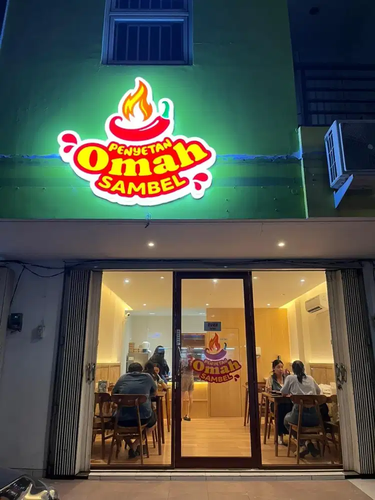 KARYAWAN RUMAH MAKAN PENYETAN OMAH SAMBEL