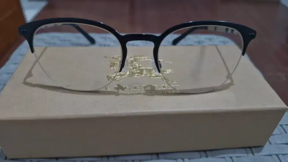 KACAMATA BURBERRY FRAME UNIK MADE IN ITALY