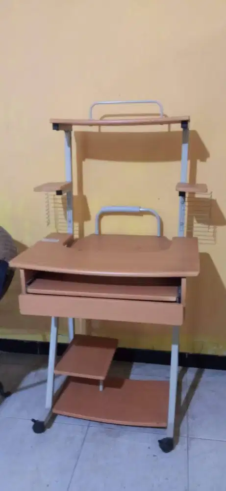 Meja Komputer Partisi