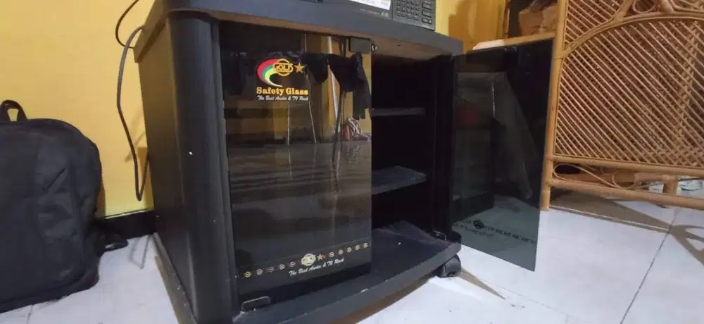 Almari Televisi dari kaca