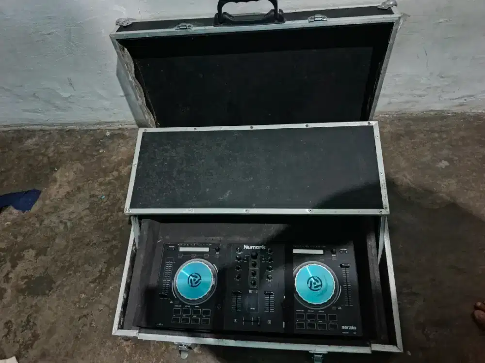 Dj Controller Numark Mixtrack Pro 3 + Hard Case (Cover Case)