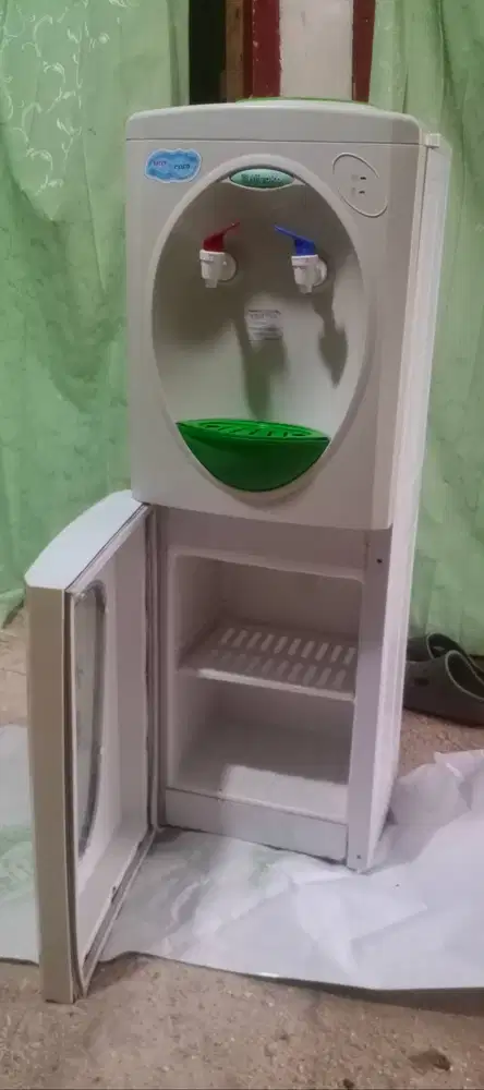 Dispenser berdiri.panas dan dingin biasa. (bekas seperti baru).