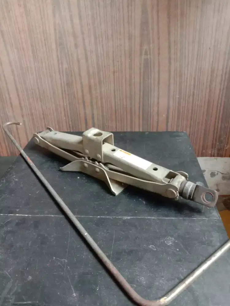 Dongkrak mobil bahan kokoh