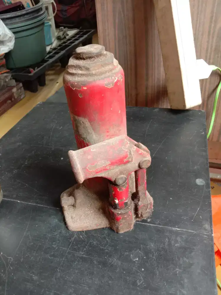 Dongkrak mobil model botol