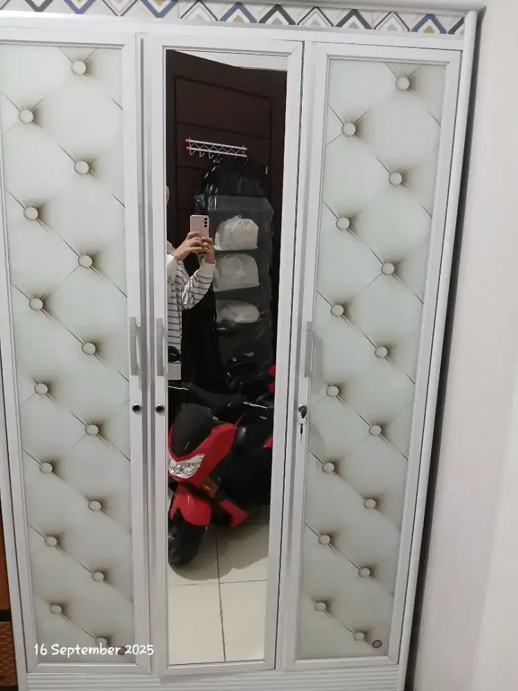 Lemari alumunium 3 pintu