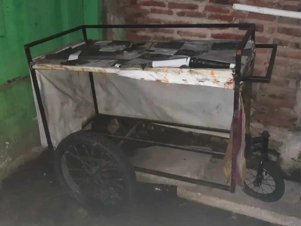 Gerobak Dorong Roda Tiga