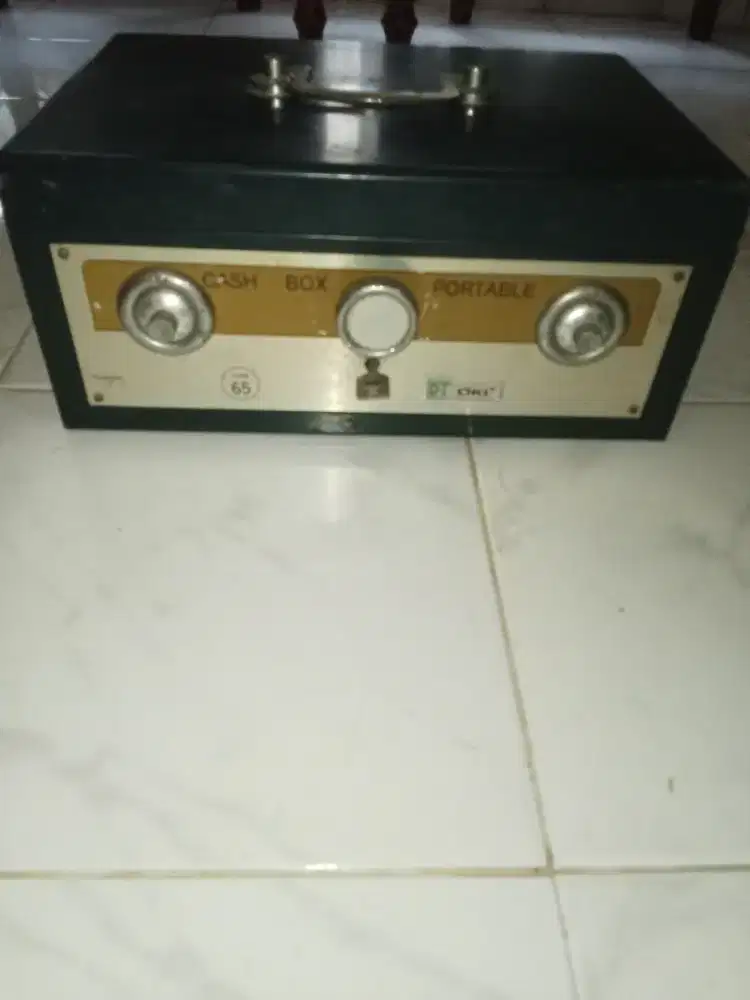 Brankas Portabel atau Kotak Uang (Cash Box) Merek KOKI Tipe 65
