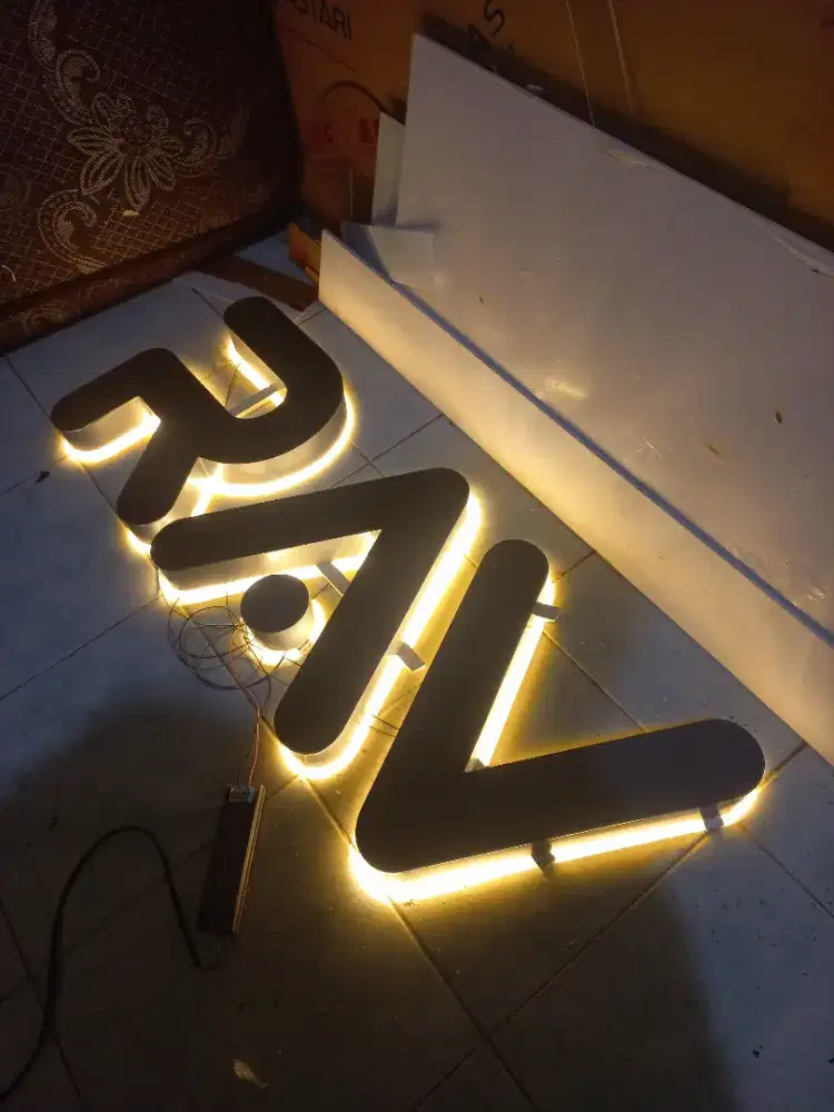 Neon box dan huruf timbul