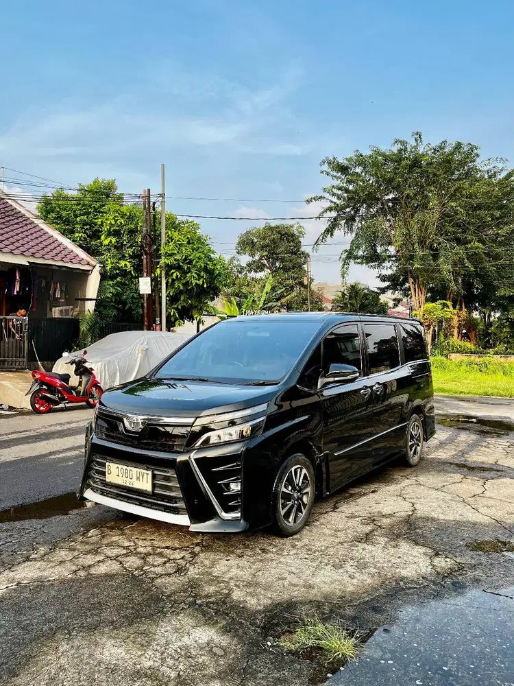 TOYOTA VOXY 2.0 AT 2018 - Cash 275 JT NEGO