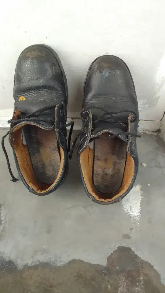 SEPATU SAFETY HITAM