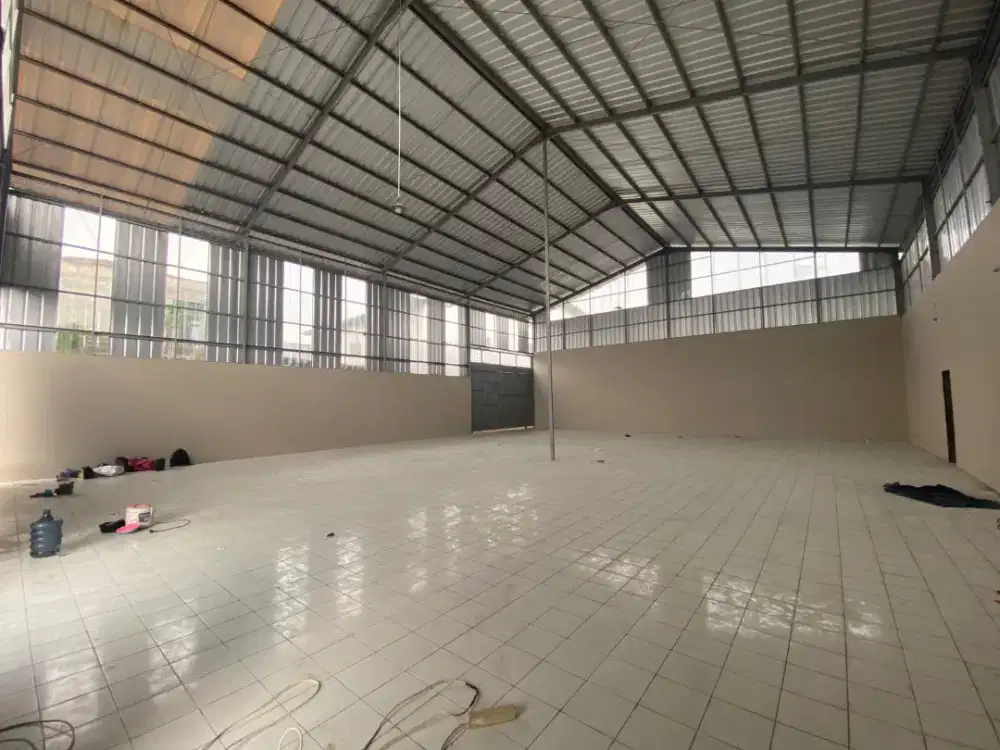 Disewakan Gudang Strategis Bangunan Baru