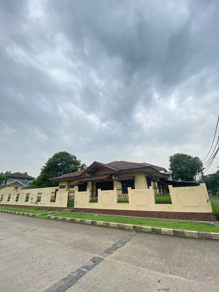 Rumah Luas Tanah 857 m2 Posisi Hook di Cinere - Dekat ke Tol