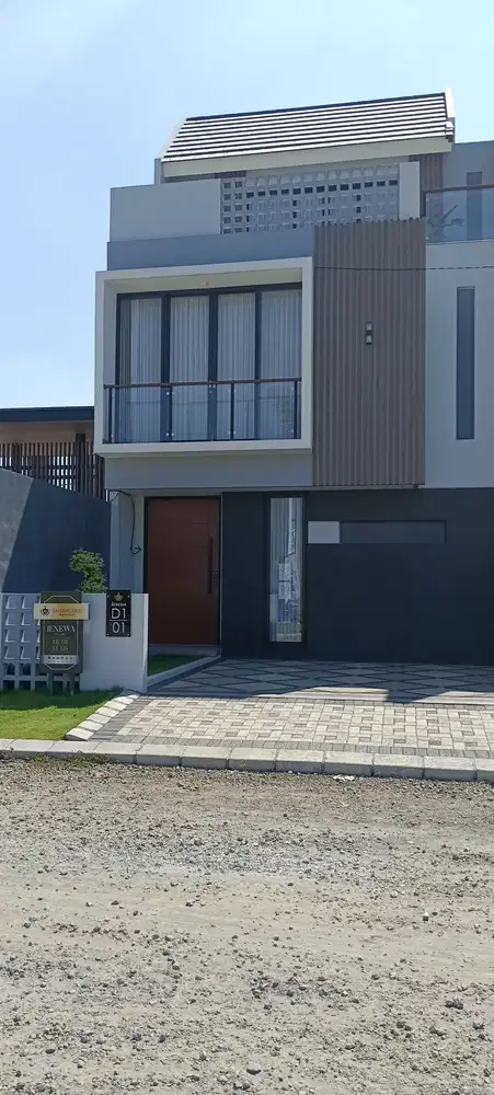 Di jual rumah 3 lantai full furnish + kolam renang pribadi