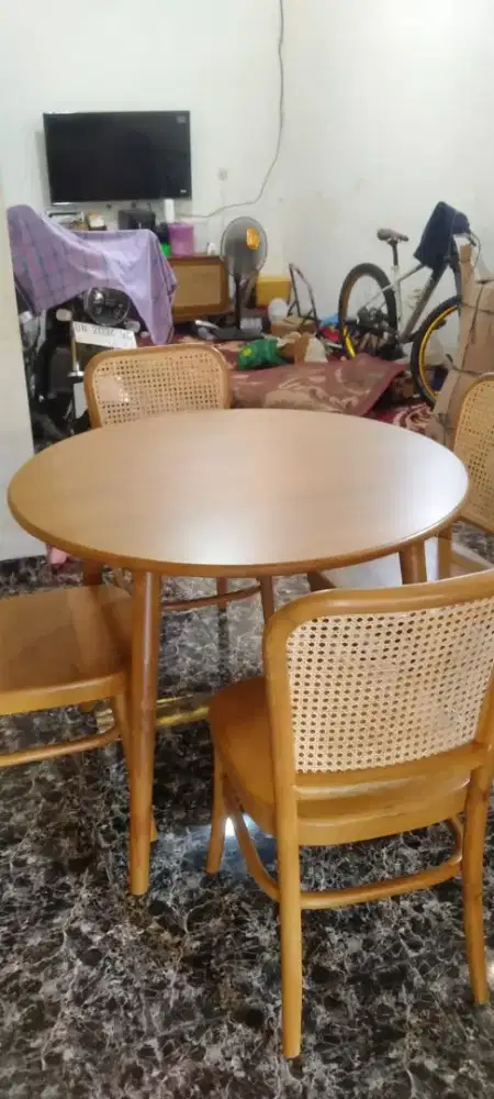 Meja makan bundar terbaru