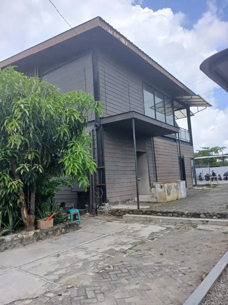 disewakan gedung ex Starbucks untuk tempat usaha