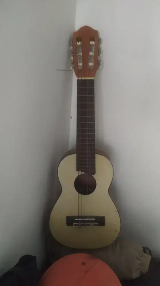 Gitar senar 6 ukuran sedang