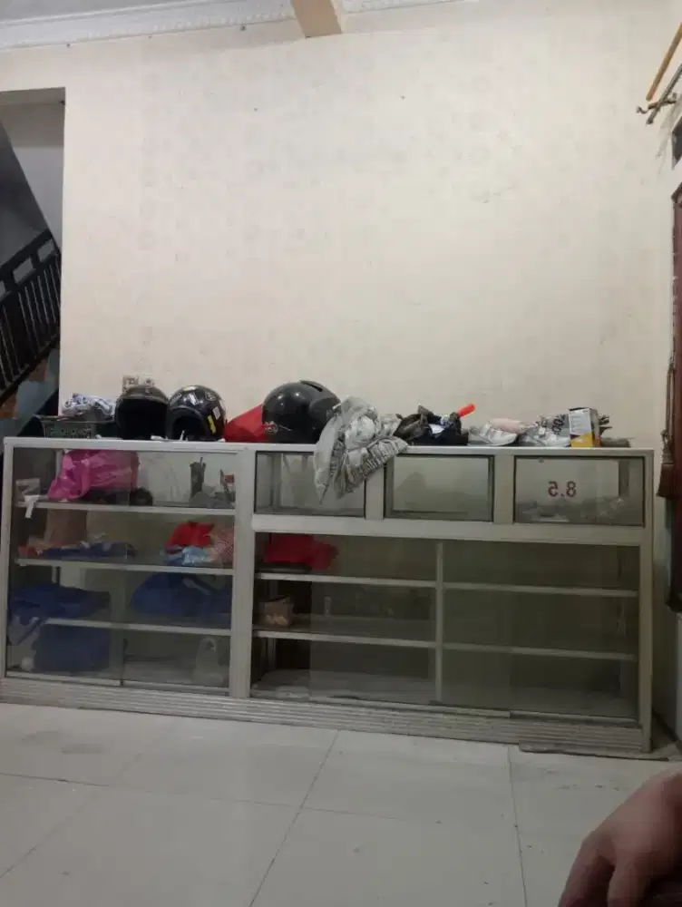 Etalase bekas warung
