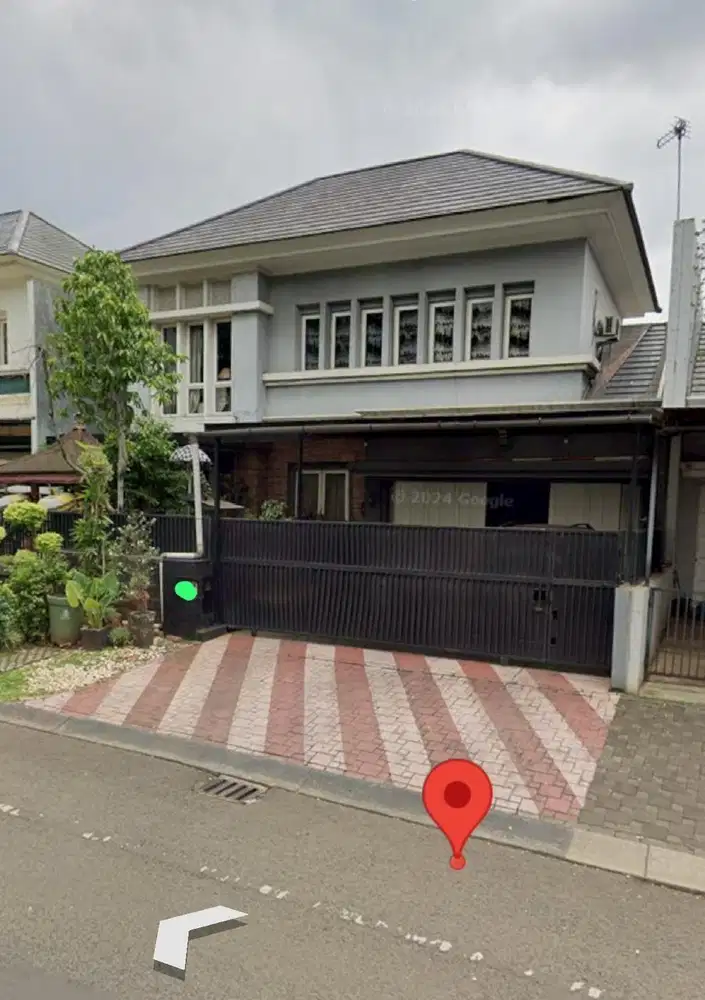 Dijual rumah di pinggir jalan di Kota Wisata