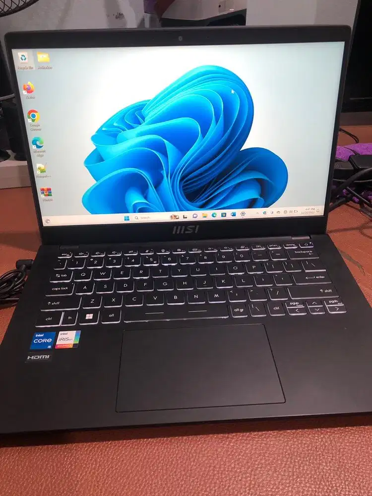 Laptop MSi hitam mulus