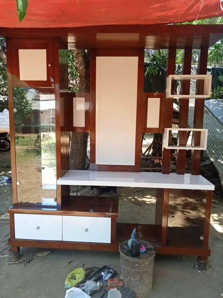 Partisi minimalis partisi ruang tamu berbahan material kayu jati