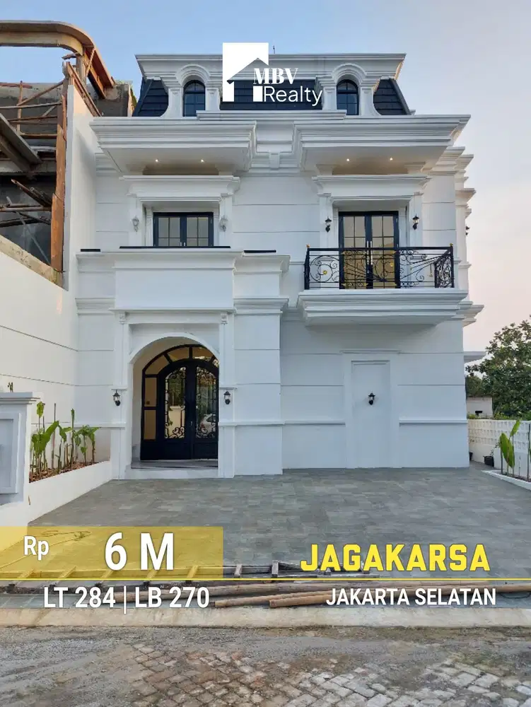 Rumah Mewah Siap Huni ada Kolam renang