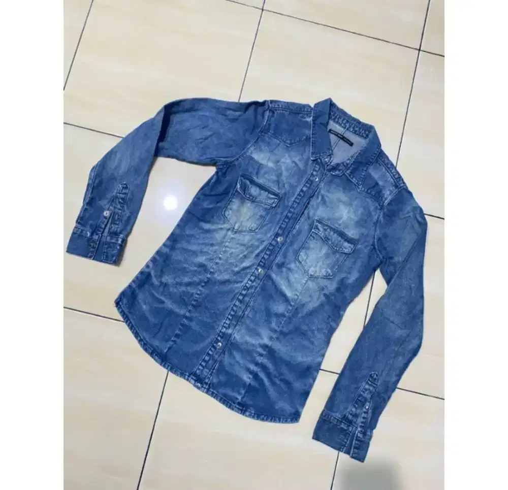 Kemeja denim jeans