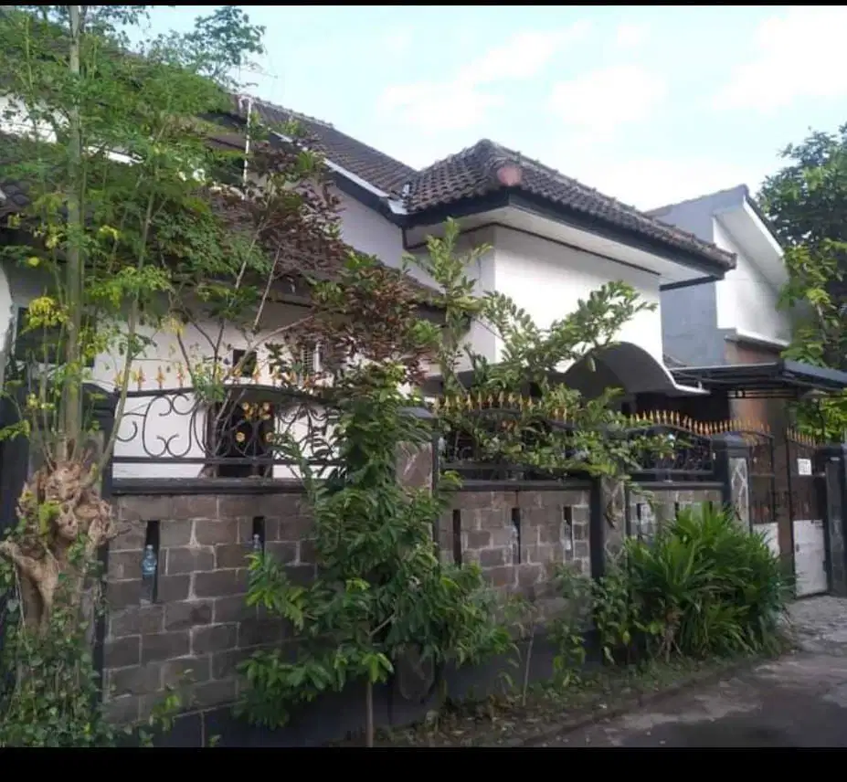 DIJUAL RUMAH 2 LANTAI DI LOKASI STRATEGIS, LINGKUNGAN SEJUK DAN NYAMAN