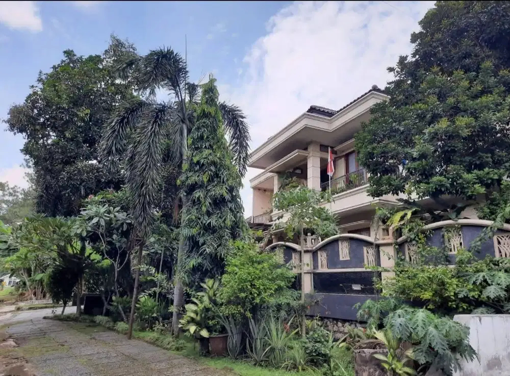 Rumah siap huni 2 lantai semifurnish dalam  perumahan di Cinere.