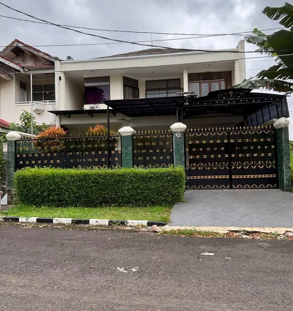 Rumah 2 lantai asri di cinere halaman luas,bebas banjir,one gate