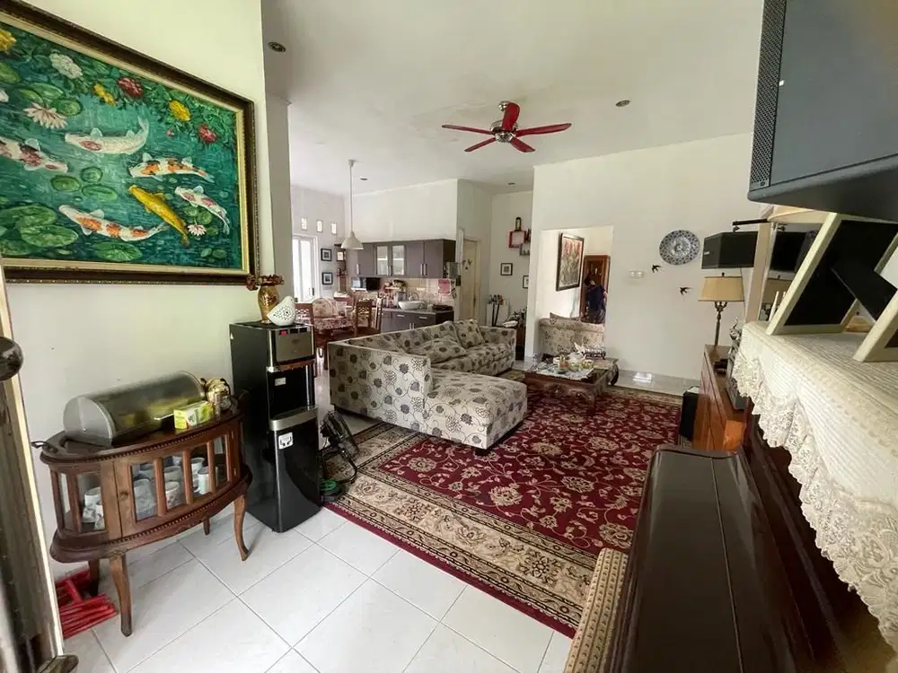 RUMAH DENGAN TAMAN HIJAU LUAS, SEHAT ALAMI & COCOK CAFFE & OUTLET