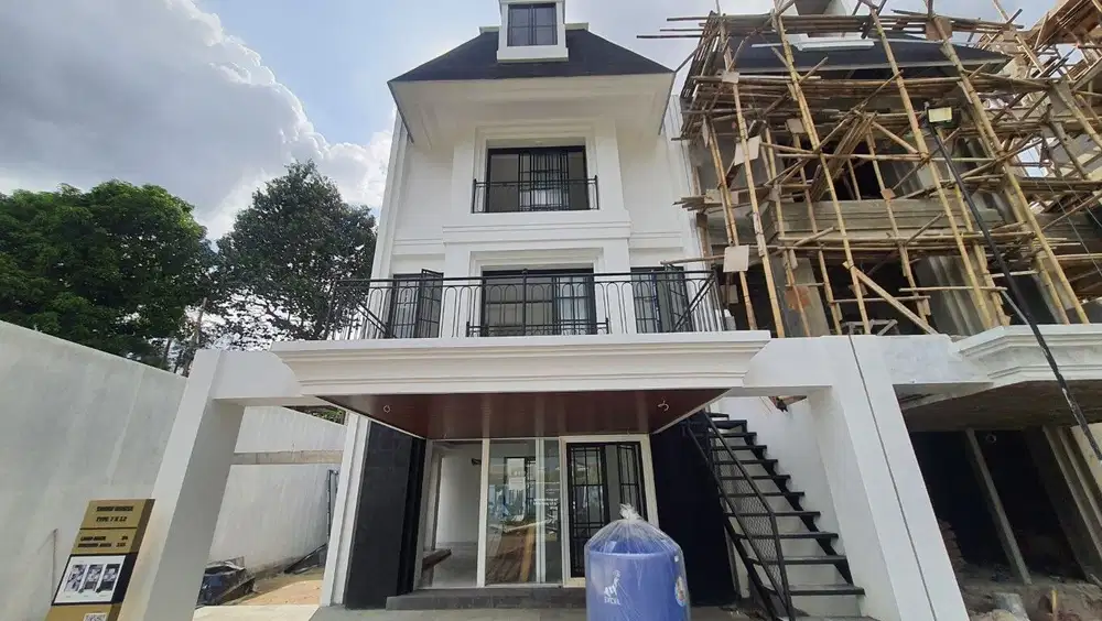 1,5Km dari MRT Lebak Bulus. Rumah mewah 3 lantai di Jakarta selatan