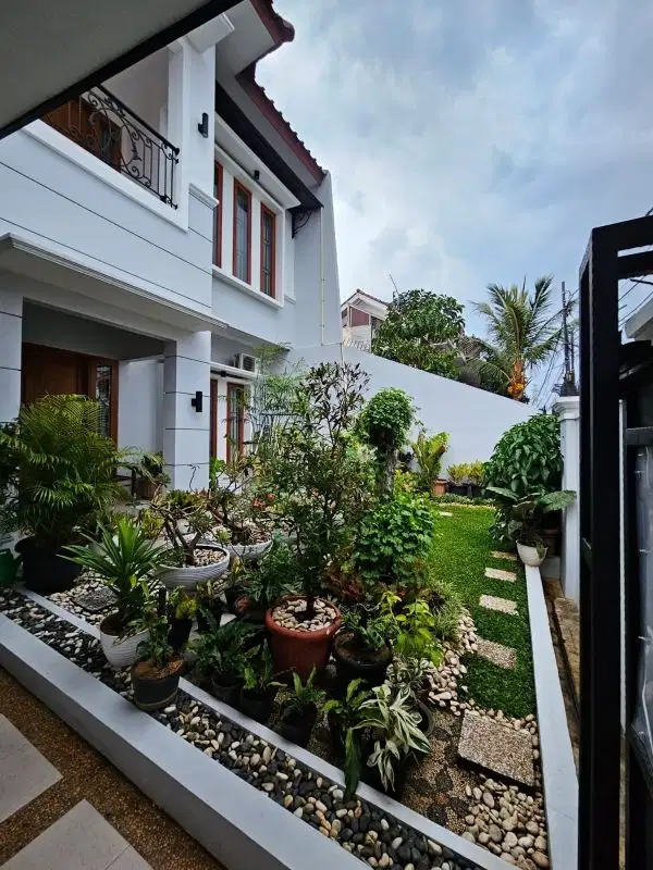 Rumah mewah dekat pintu tol bintara