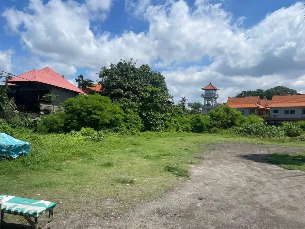 Dijual tanah depan pantai di lingkungan elit di Batubelig, Seminyak